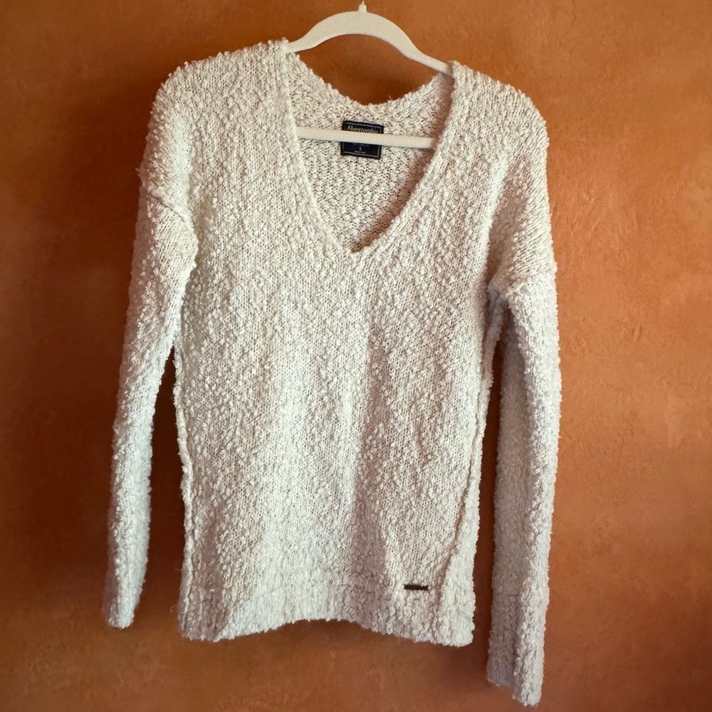 Abercrombie & Fitch Cream Bouclé Knit V-Neck Sweater Size S Textured Cozy